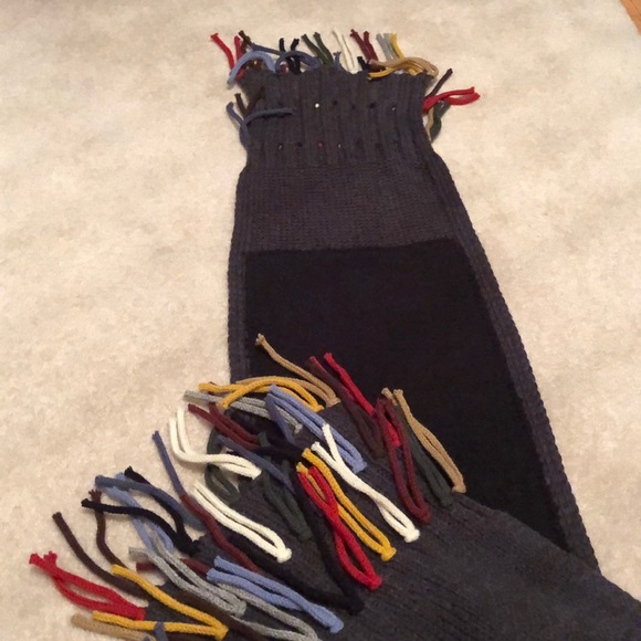 Unique scarf with colorful fringes - Picture 5 of 8